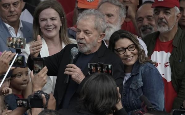 Primeira-dama do Brasil vira alvo de críticas por