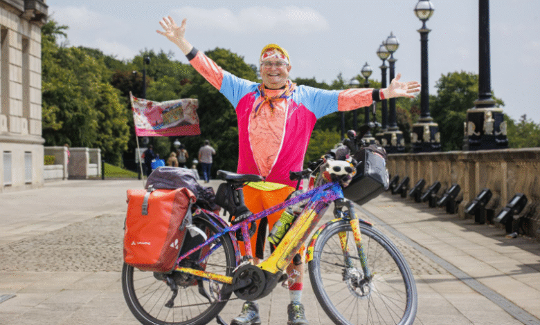 Timmy Mallett conclui volta de bicicleta